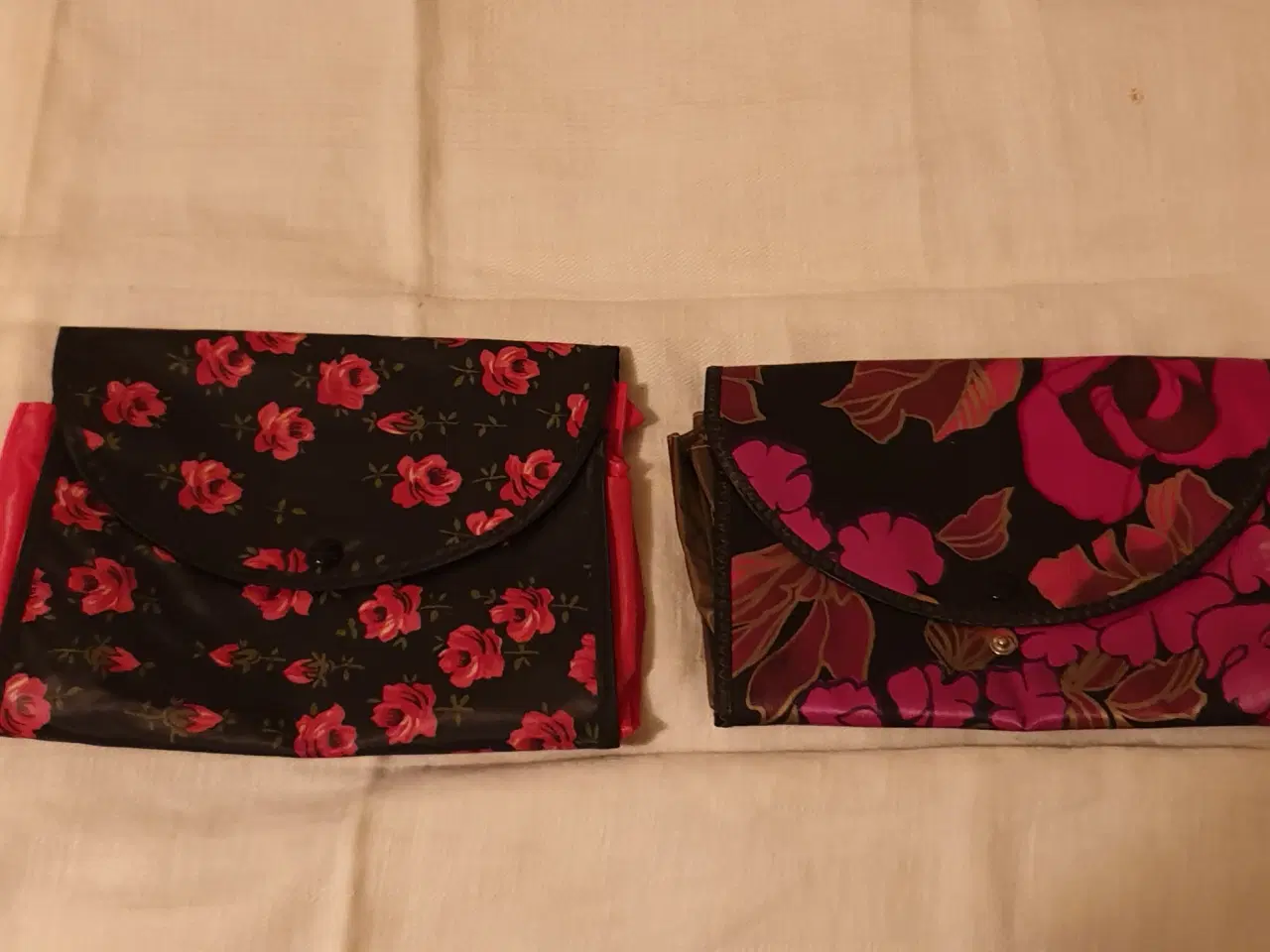 Billede 2 - Toilettaske & Retro strømpepunge m mange rum