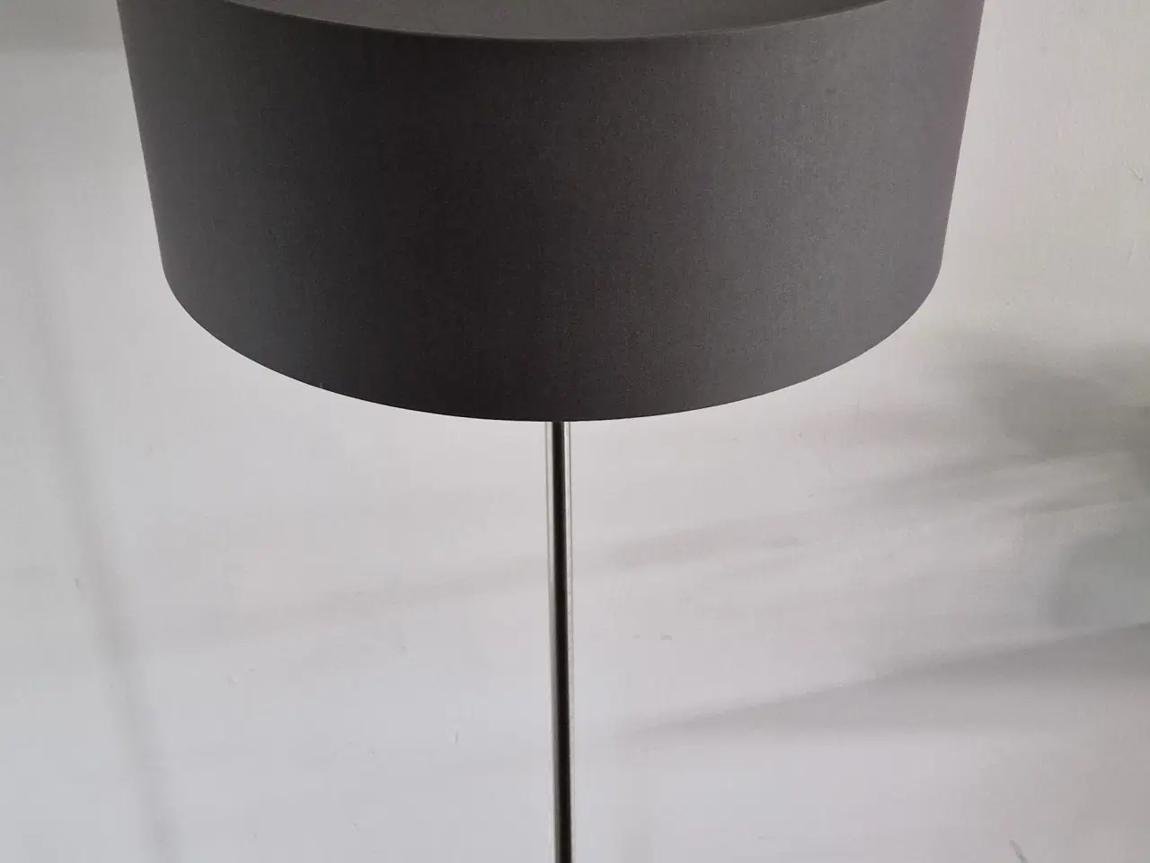 Billede 4 - Stor flot gulvlampe fra Frandsen Lighting.