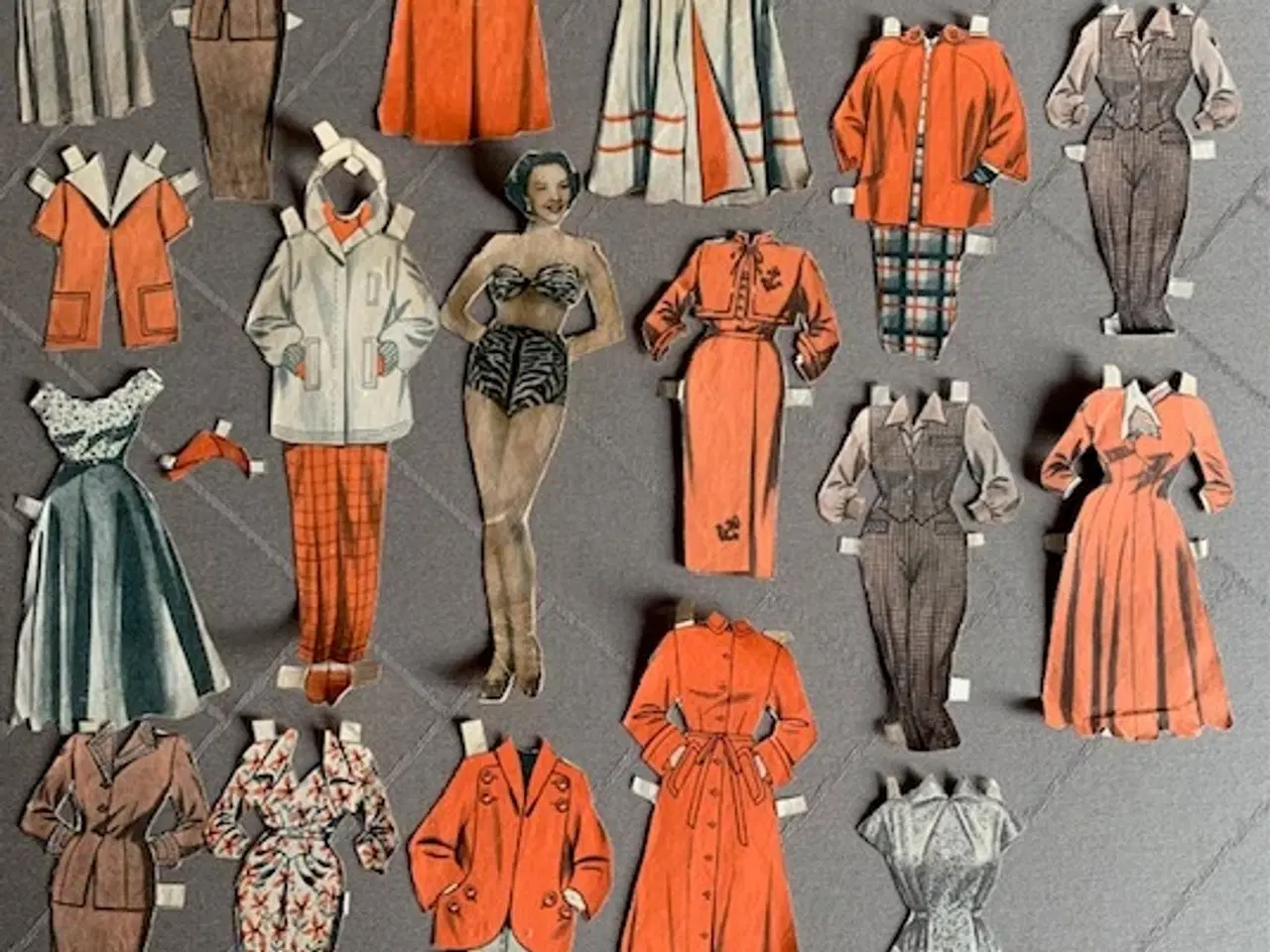 Billede 3 - Påklædningsdukker fra begyndelsen af 1950’erne