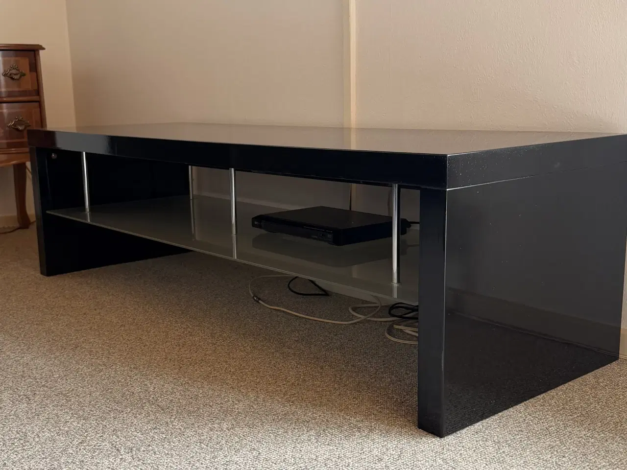 Billede 3 - TV bord i sort højglans 
