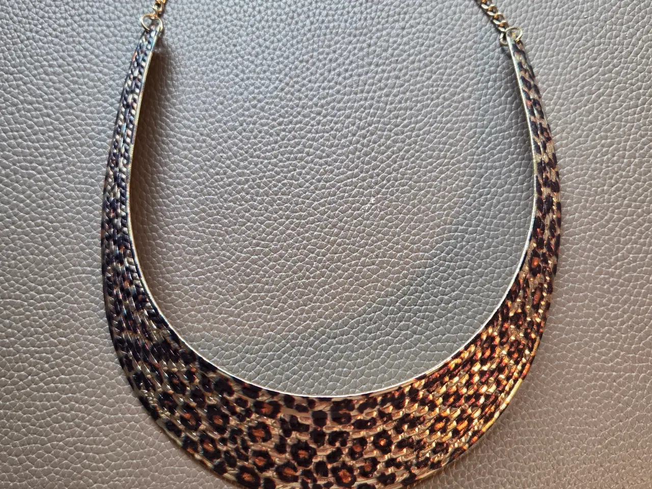 Billede 1 - Halssmykke med leopard print 