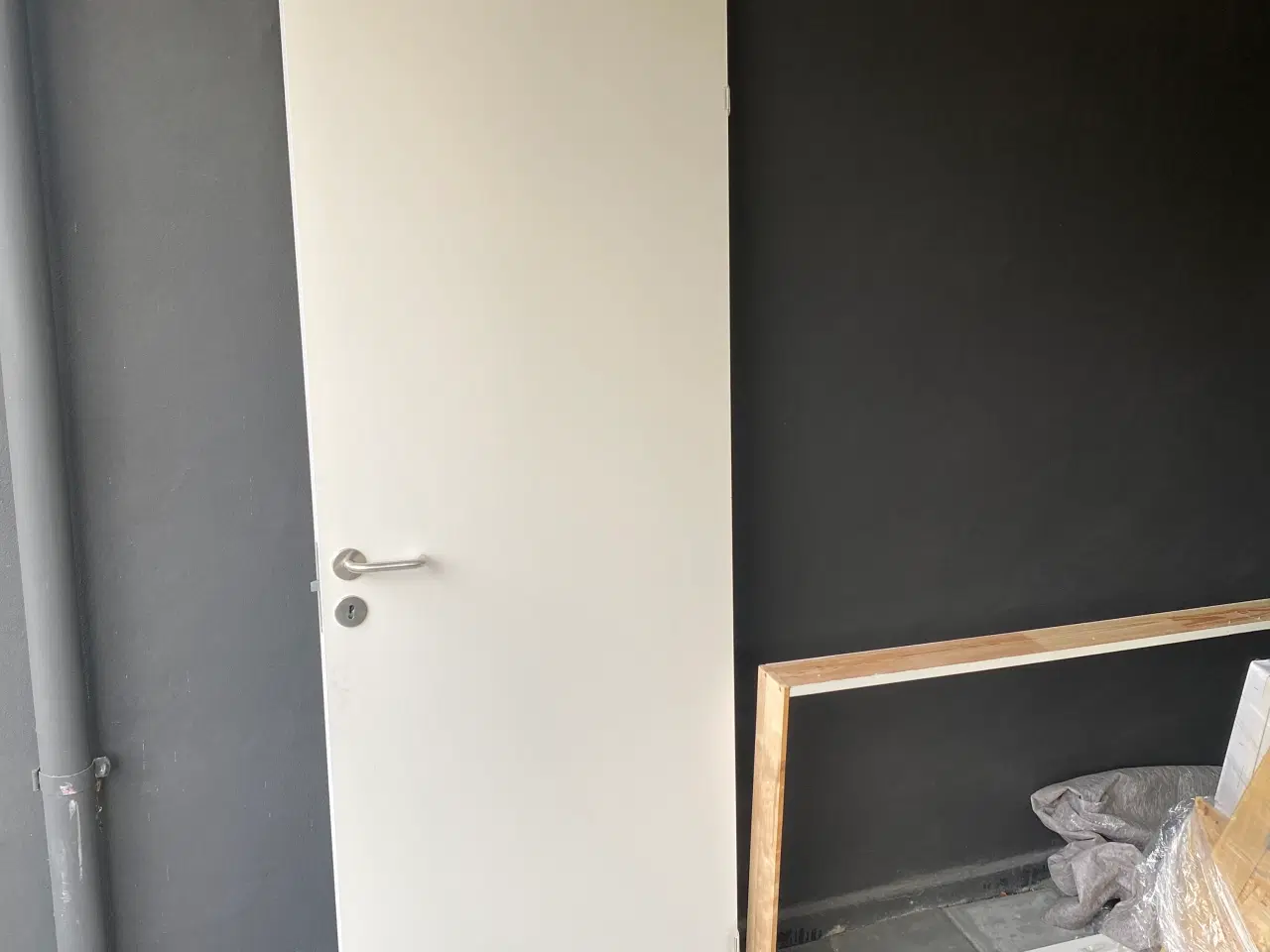 Billede 1 - Hvid celledør 73 cm med karm og lås håndtsg