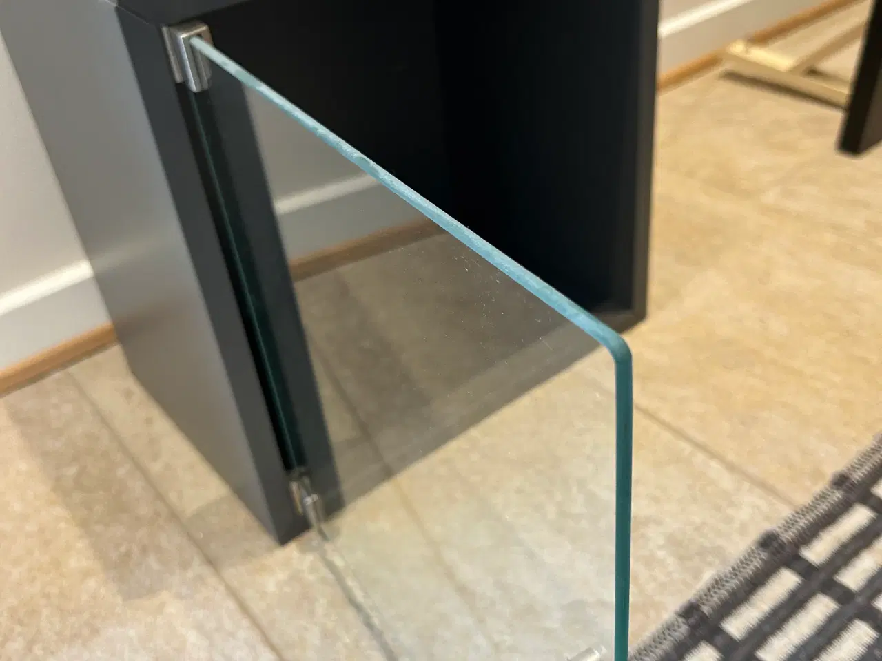 Billede 2 - Gråt IKEA vitrineskab 35 x 25 x 35