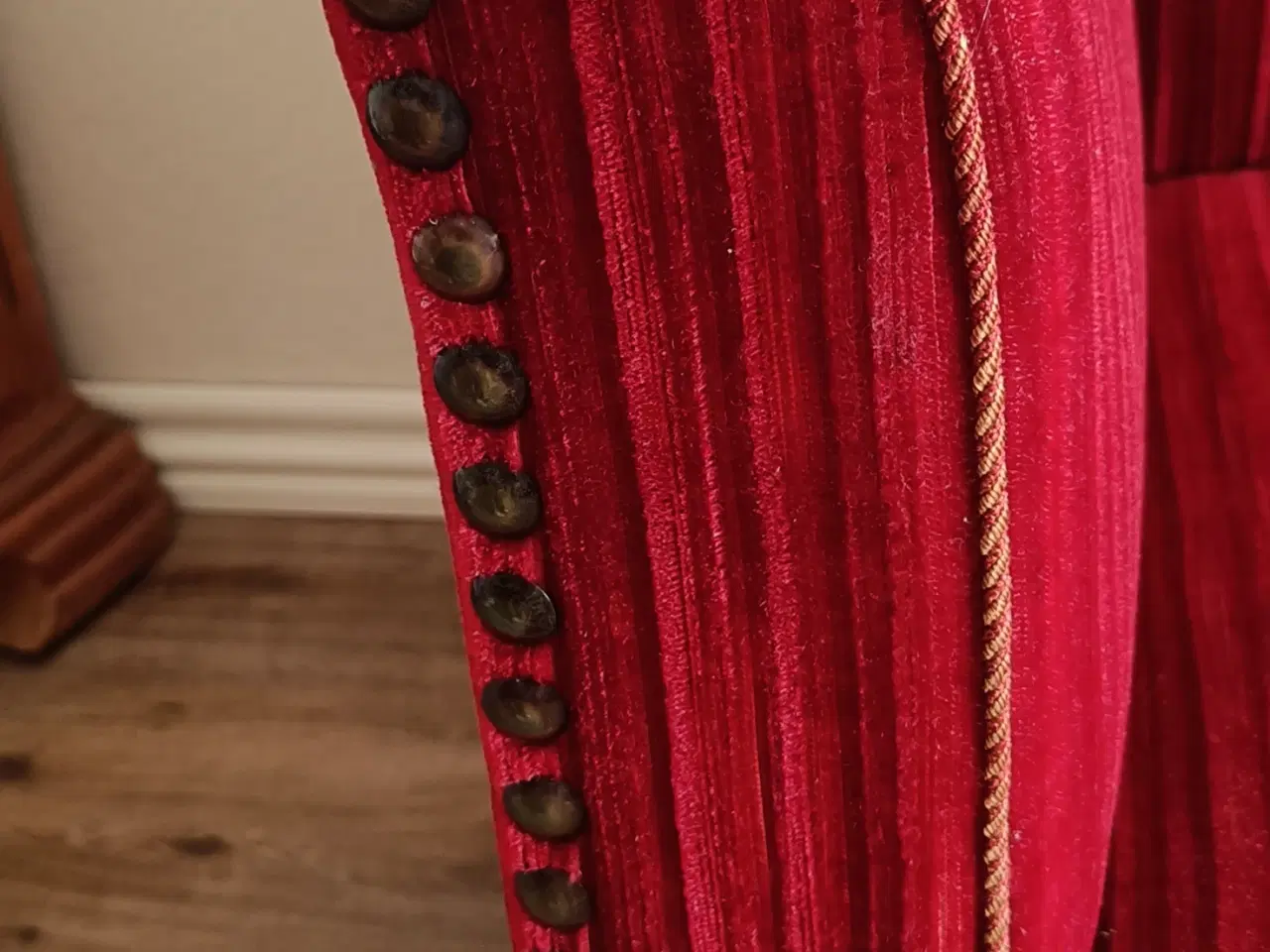 Billede 1 - Rød sofa Gratis til afhentning. Mål 2 m bred