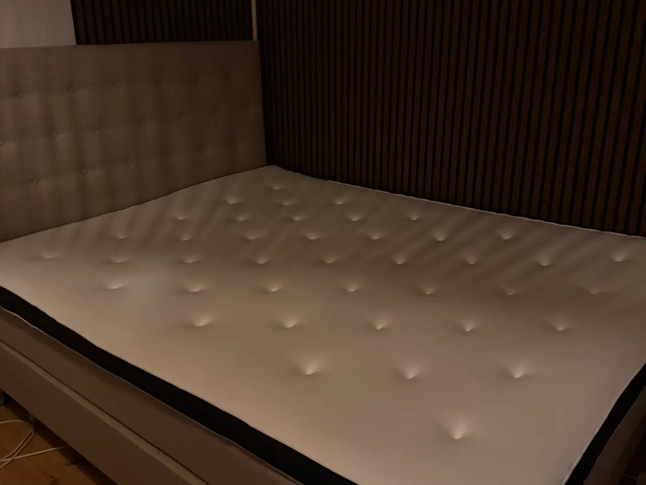 Billede 4 - Seng inkl. gavl og latex topmadras