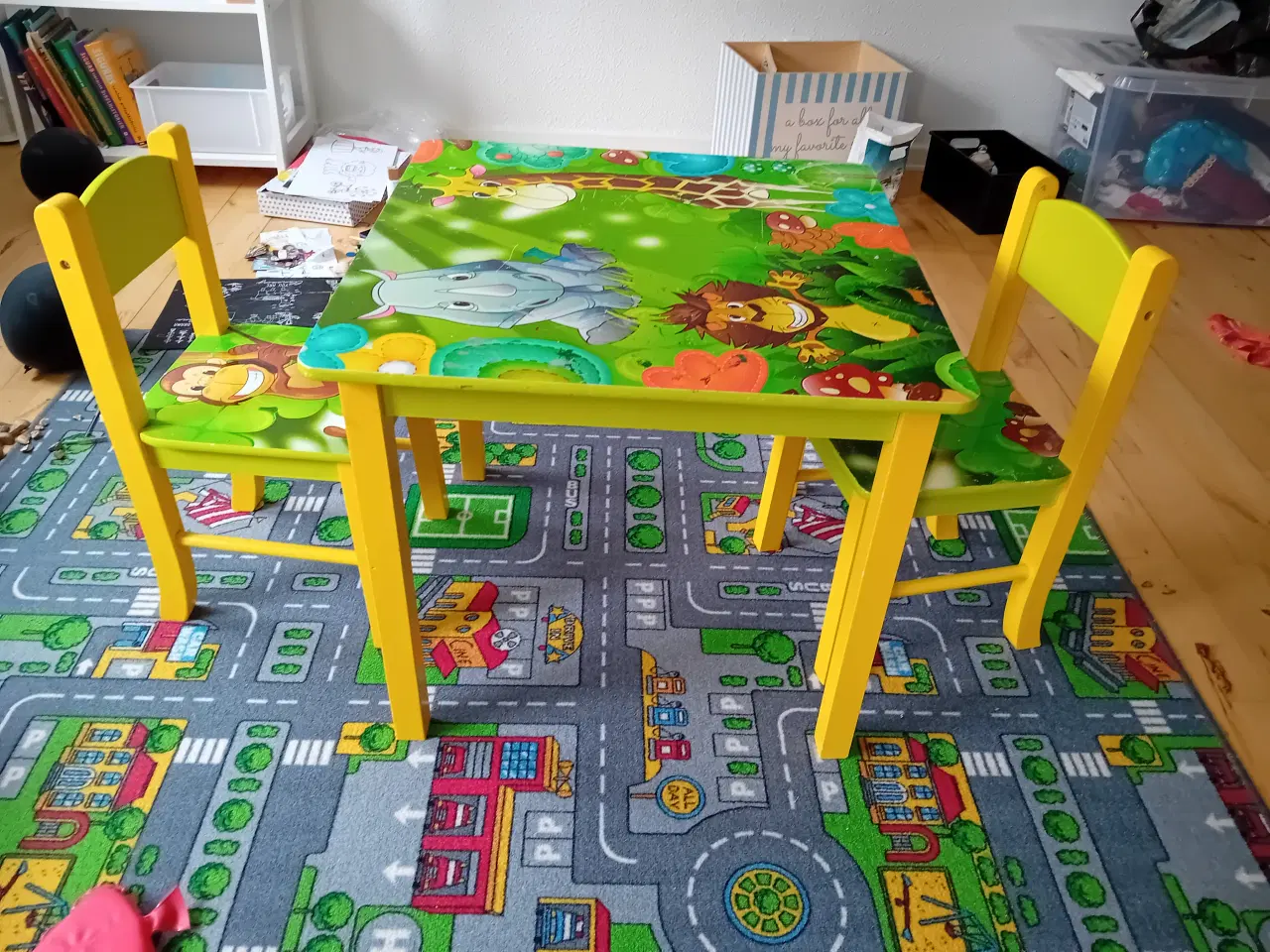 Billede 2 - "Jungle" bord, 2 stole og bænk m. rum