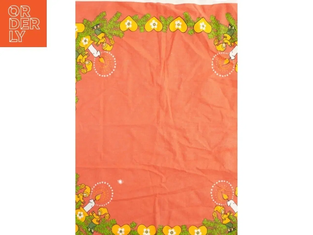 Billede 3 - Juledekorationsdug med nisser, lys og hjerter (str. 71 x 78 cm)