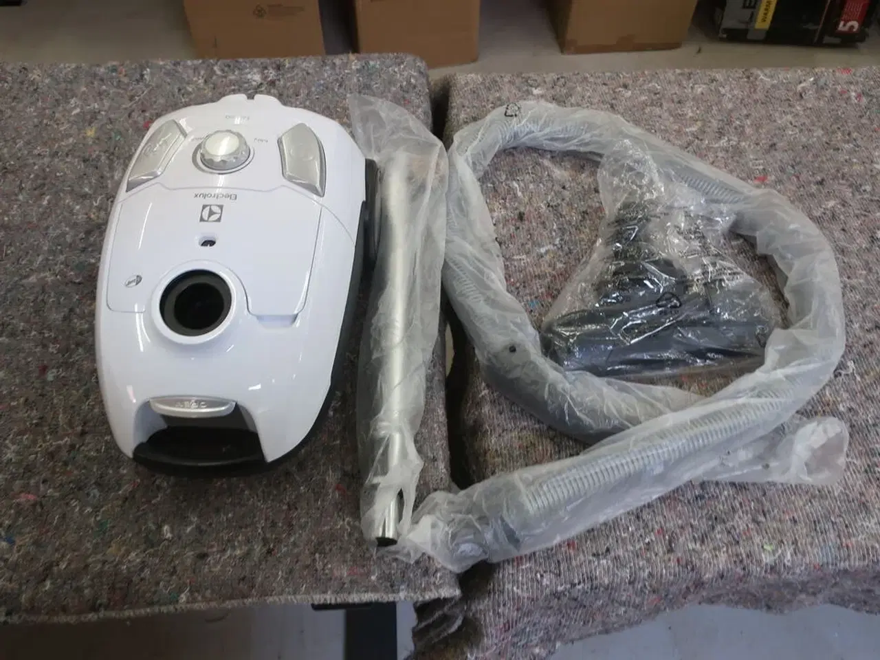 Billede 1 - Støvsuger ELECTROLUX EEG41IW