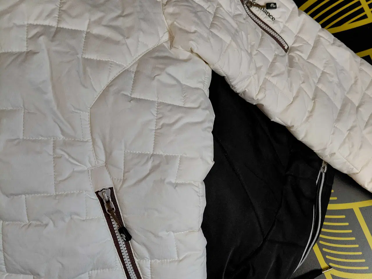 Billede 2 - Vinter jakke med masse af detaljer