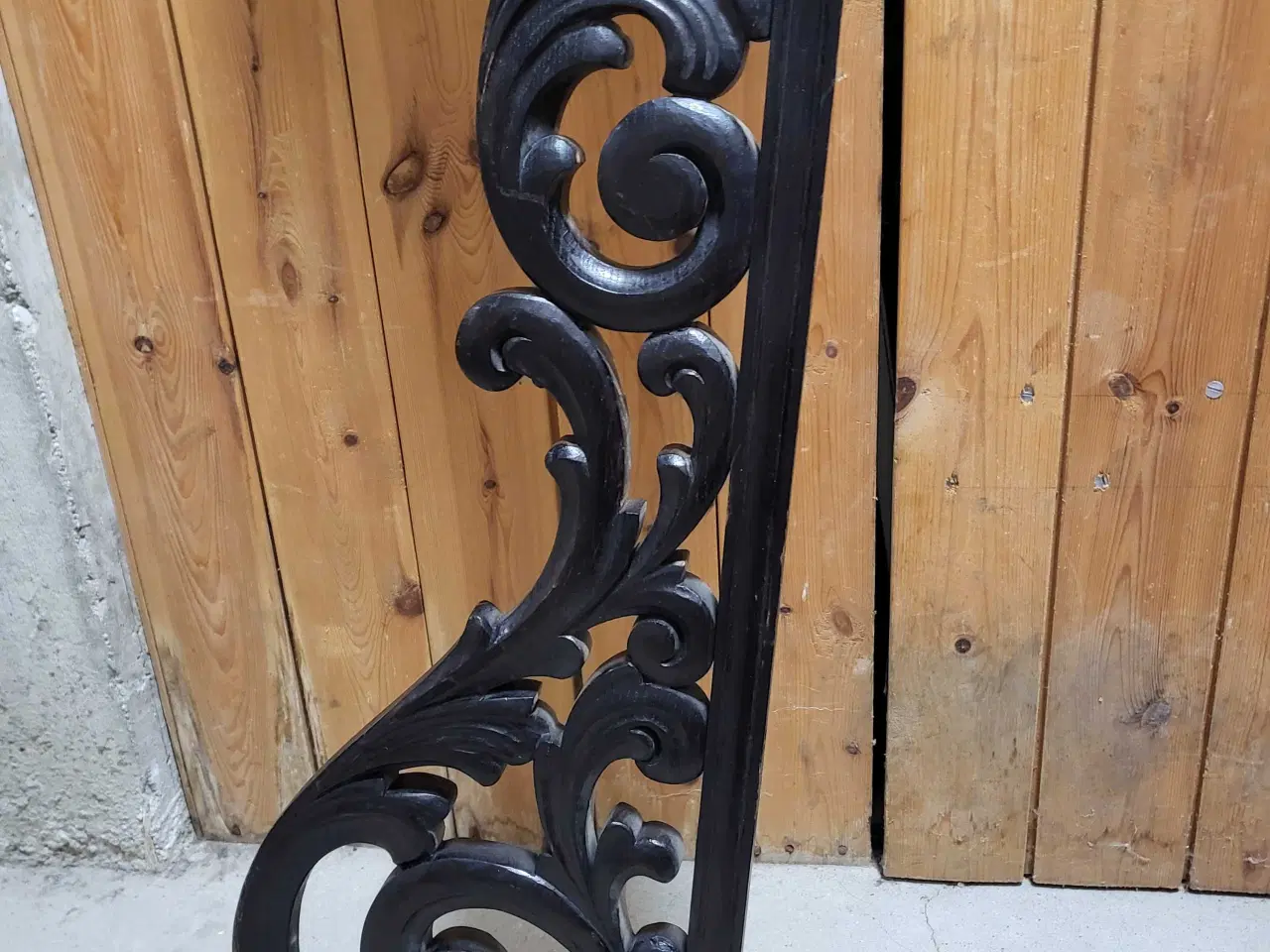 Billede 8 - Udskåren træværk med våbenskjold 