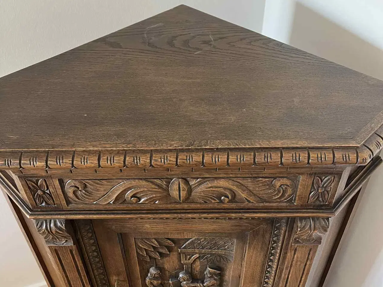 Billede 2 - Antik hjørneskab i træ med udsmykning