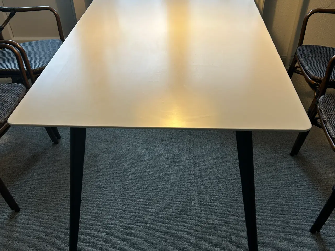Billede 2 - Spisebord med hvid plade og sorte træben