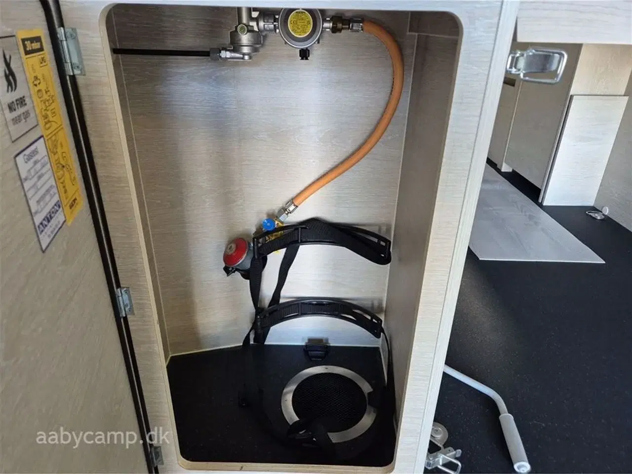 Billede 7 - 2023 - Tourne 6.0   solcelle. 200 Ah lithium Batteri. 2000w Inverter. kompressor køleskab. Elektrisk gulvvarme. Webasto Dieselfyr. Anhængertræk. udvendig bruser. Kun 43,000 km!!!
