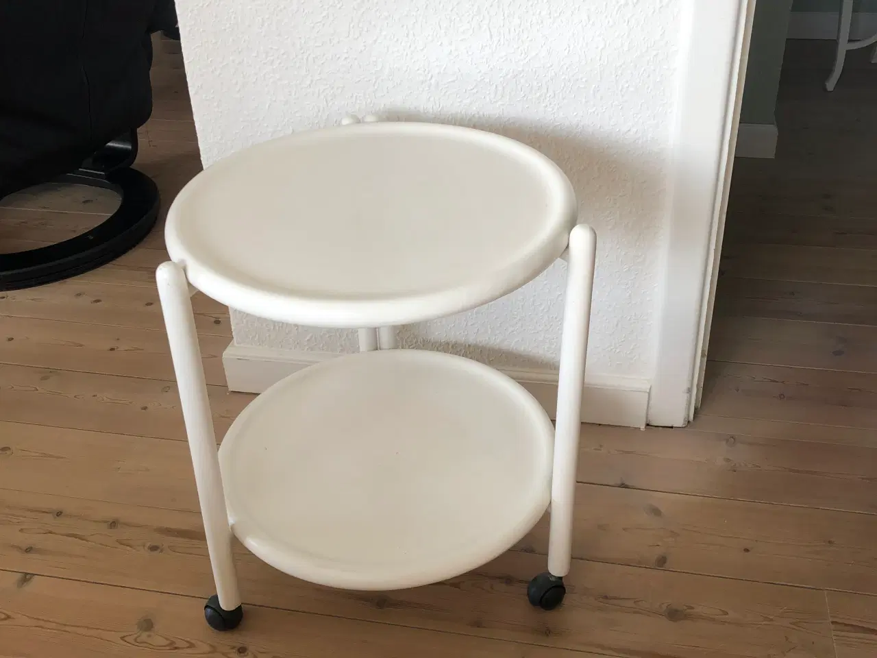 Billede 1 - brugt pænt hvidlakeret bakkebord