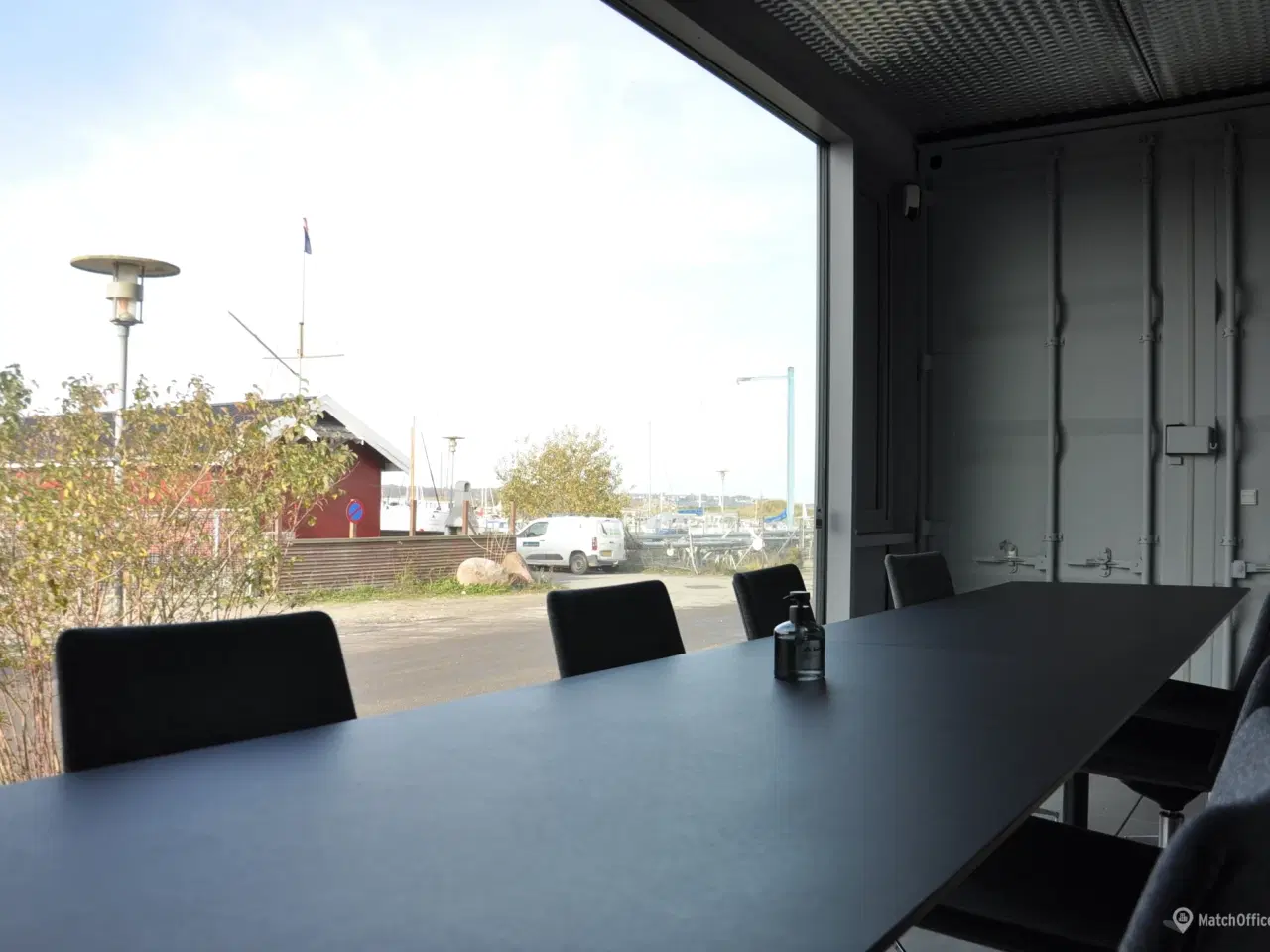 Billede 2 - 3-4 mands kontor med faktastiks lys og kig til havnen