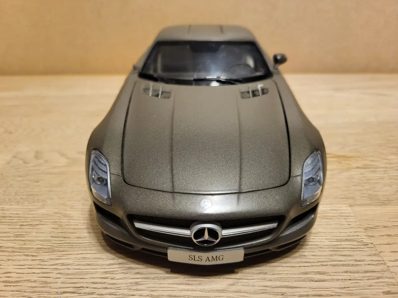 Billede 8 - Modelbil. Mercedes-Benz SLS AMG (2010) Skala 1/18