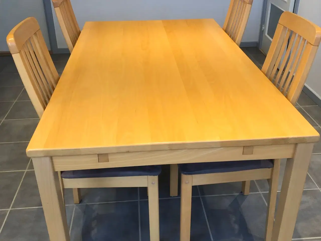 Billede 1 - Spisebord i massiv lakeret bøg med 4 stole