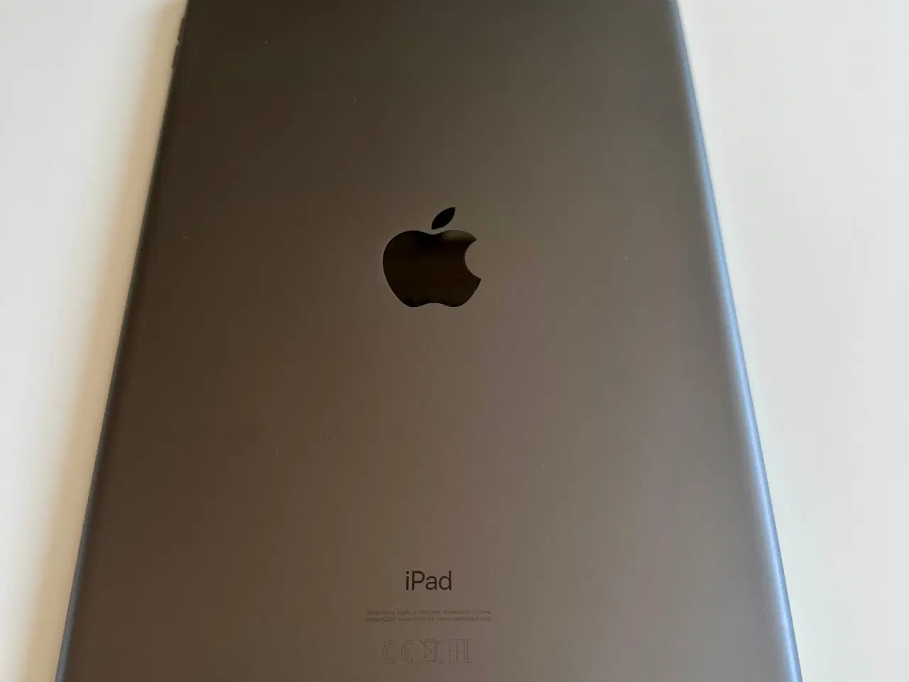 Billede 2 - iPad 8. gen - 128GB - Space Gray – Står flot