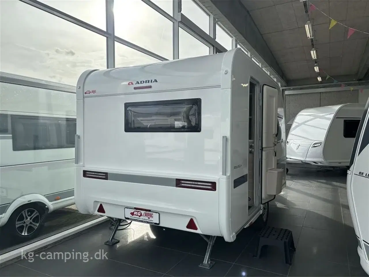 Billede 2 - 2026 - Adria Altea 362 LH   Adria Altea 362 LH - Klar til eventyr - Enkeltsenge - Stort 140L Køleskab
