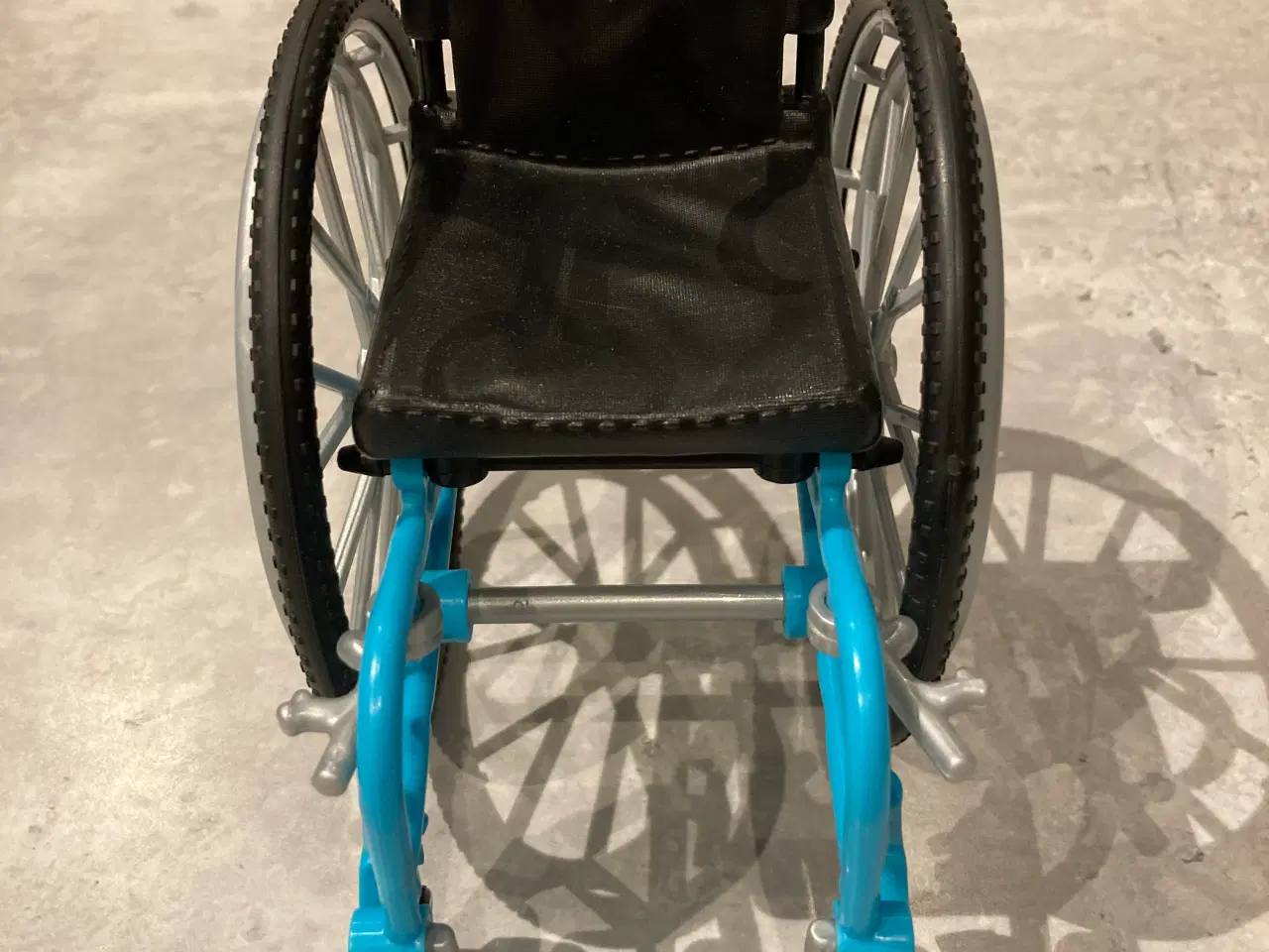 Billede 2 - Barbie kørestol