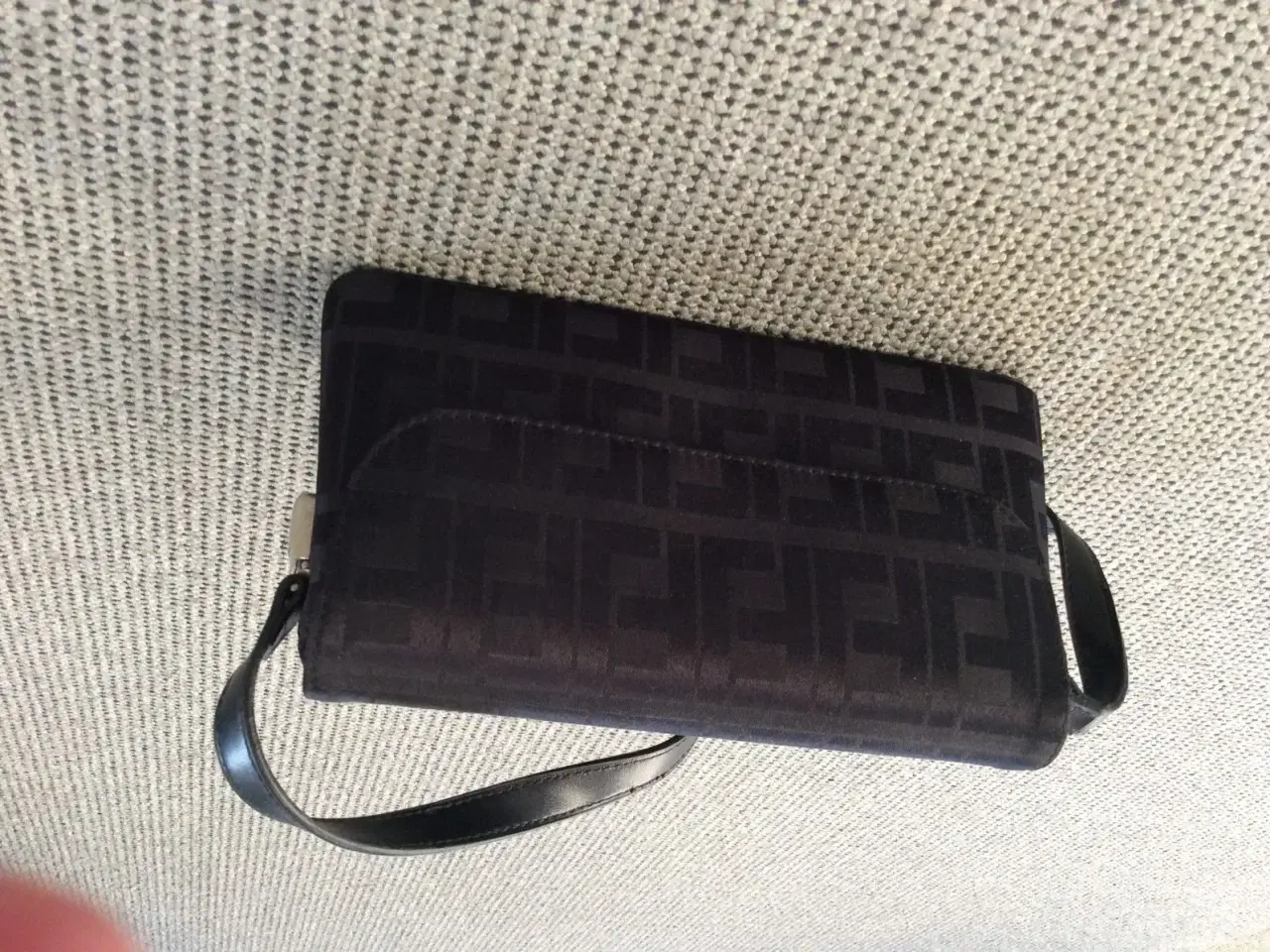 Billede 1 - Smart "gåibyen" taske i sort stof
