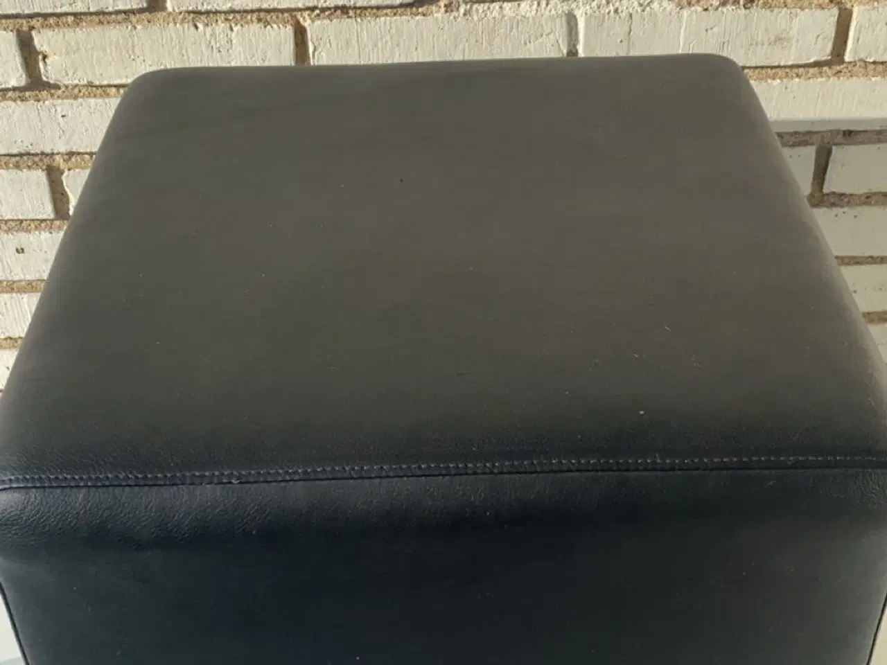 Billede 4 - Sort puf / skammel i kunstlæder