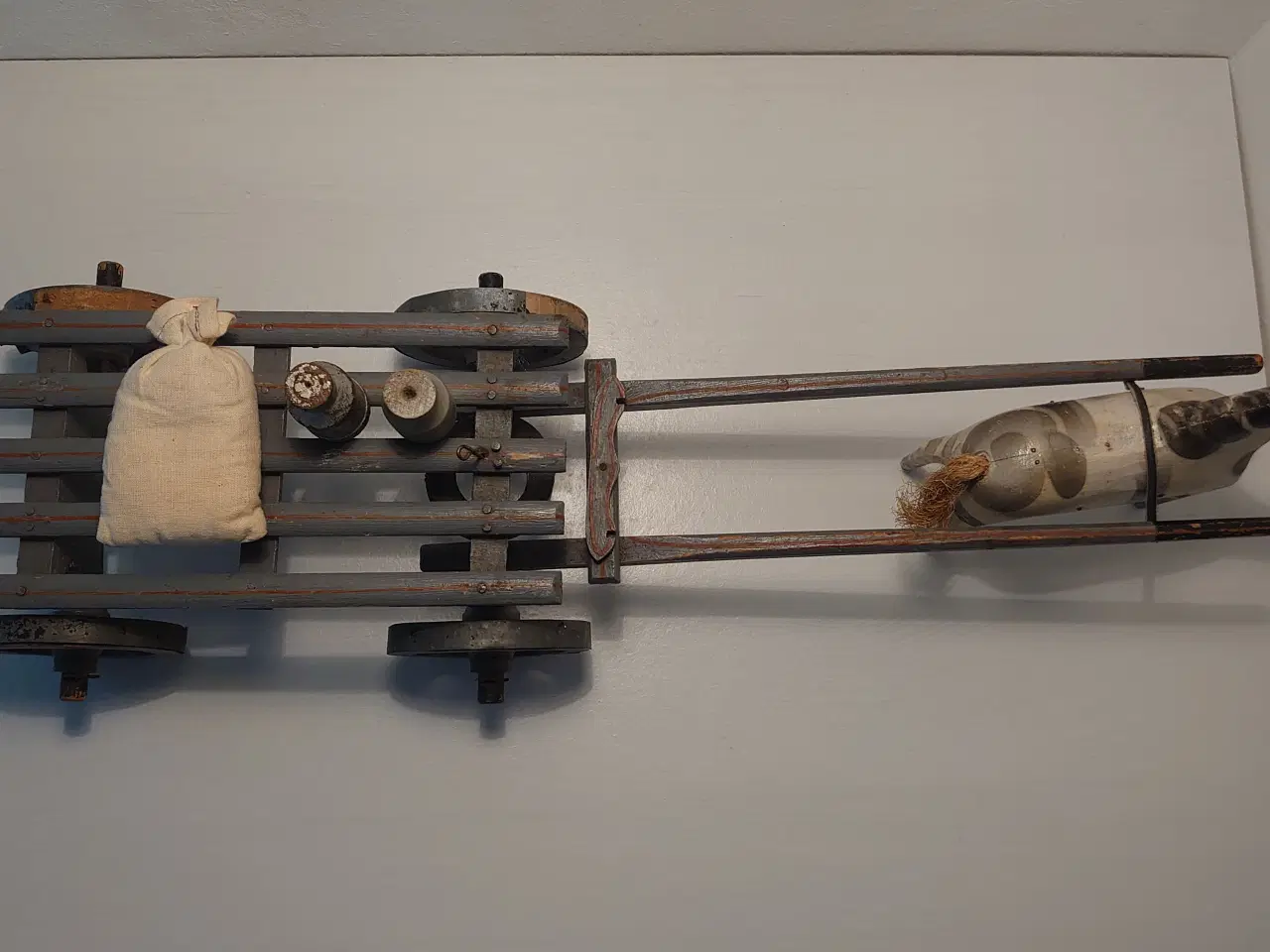Billede 6 - Træhest med vogn, kornsæk og 2 junger. Ca 1930-40