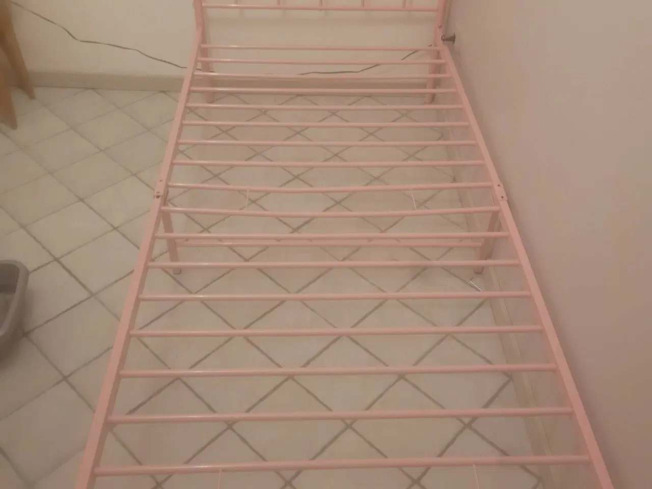 Billede 1 - lyserød jernseng