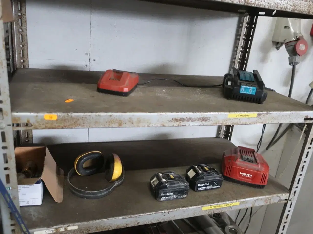 Billede 14 - 3 stk. lagerreoler med div. Værktøj, varelager, batterier m.m.