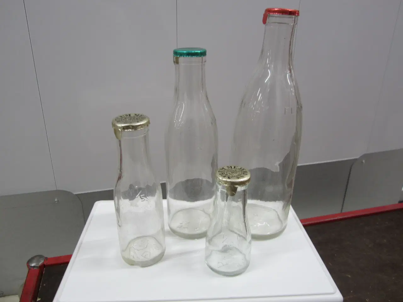 Billede 2 - Gamle mælkeflasker med kapsler