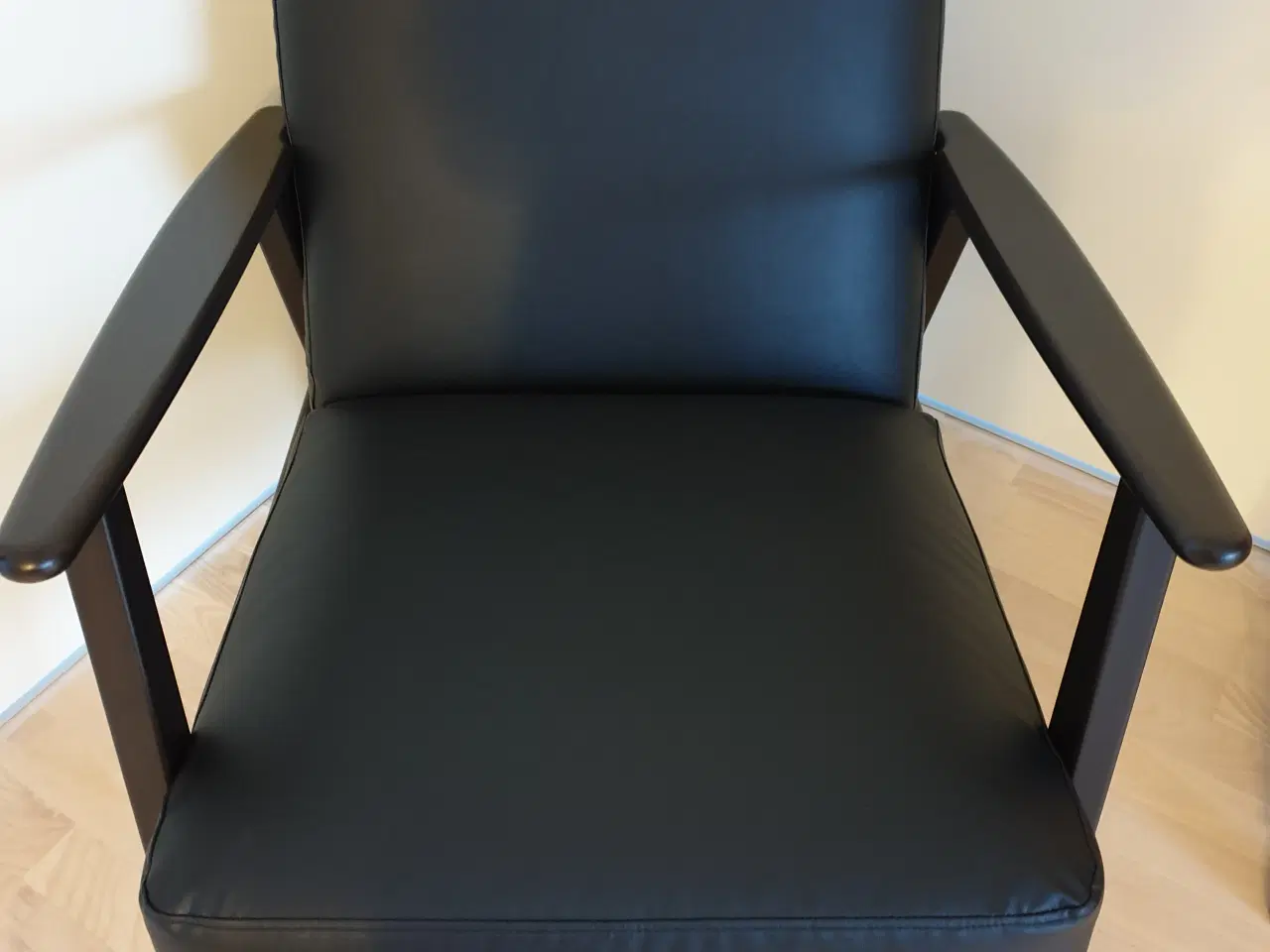 Billede 1 - Lænestol i sort imiteret læder
