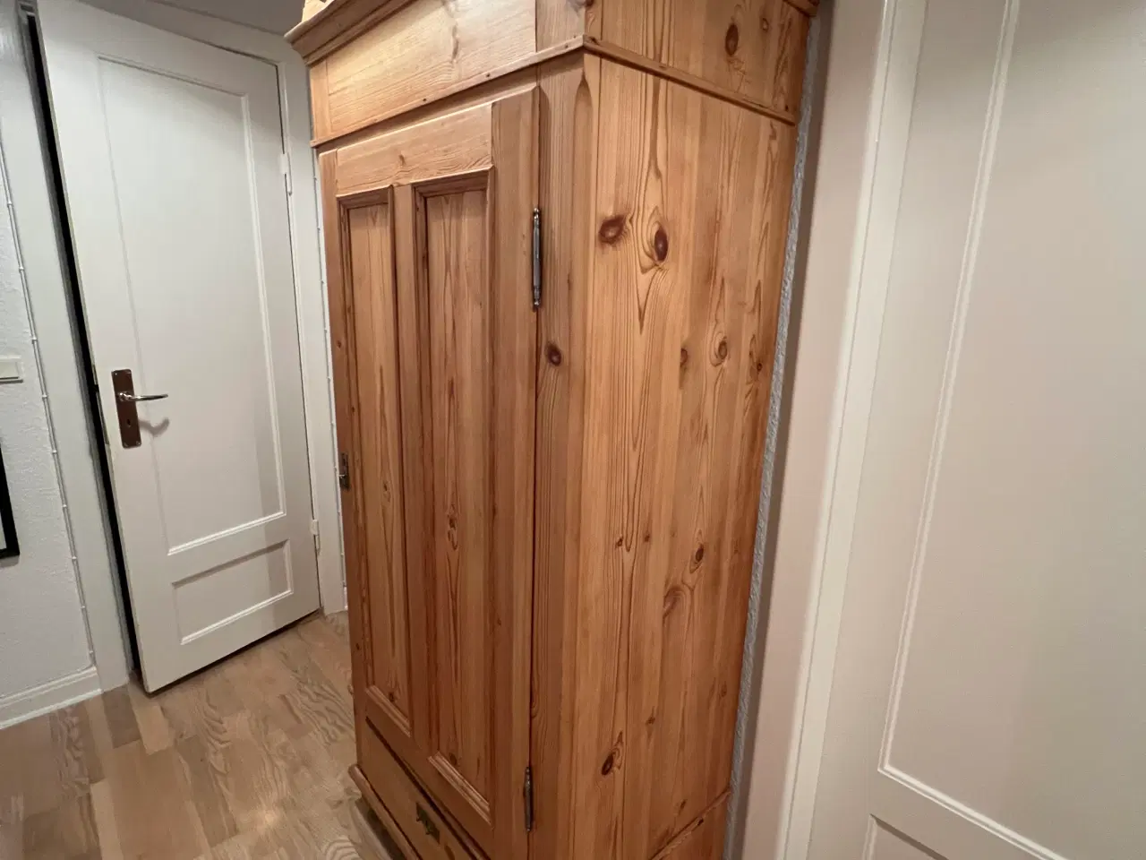 Billede 2 - Velholdt karlekammerskab med hylder