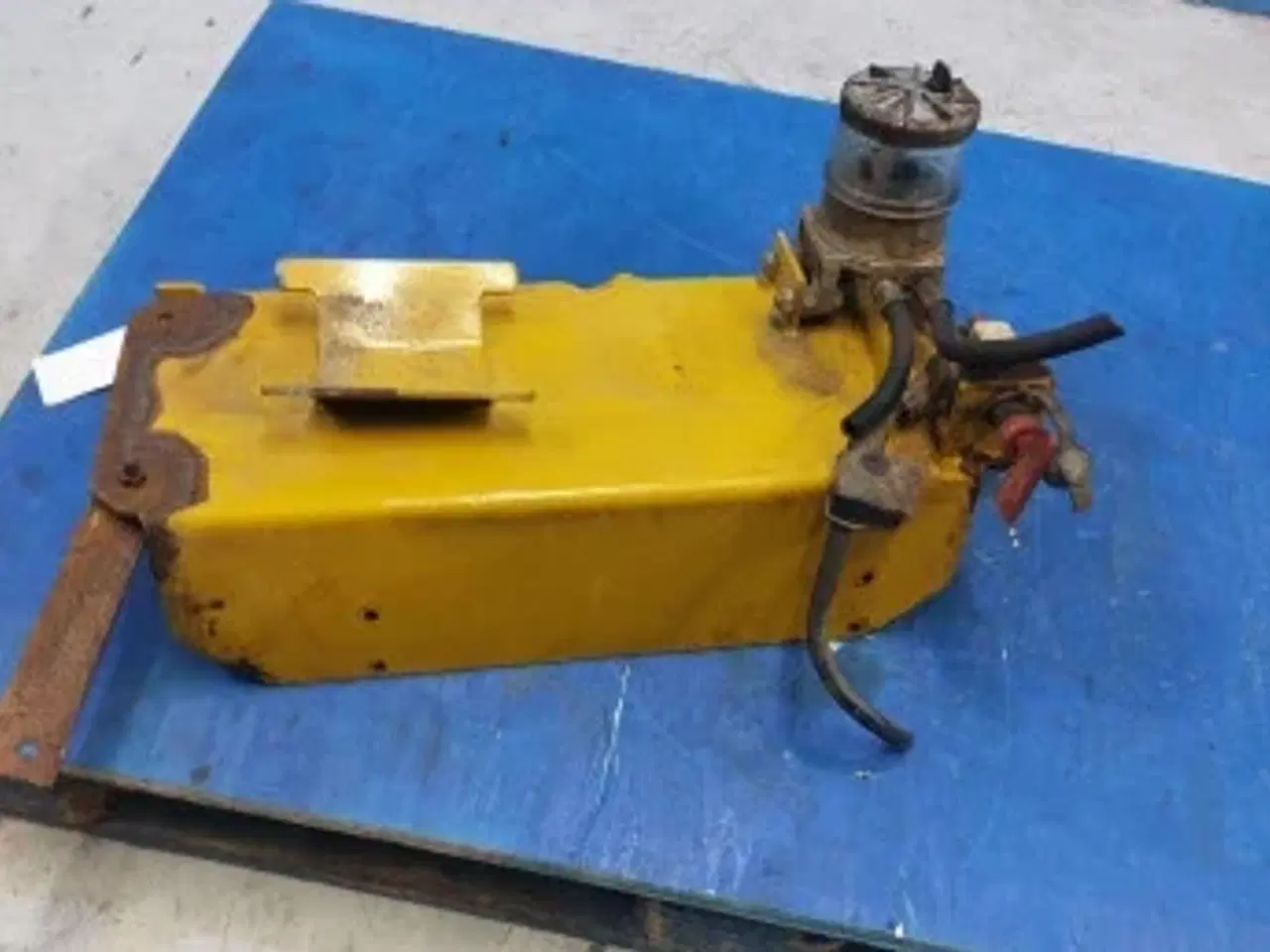 Billede 4 - Hydrema 906B Batteri Hylde med brandstofs filter 40030