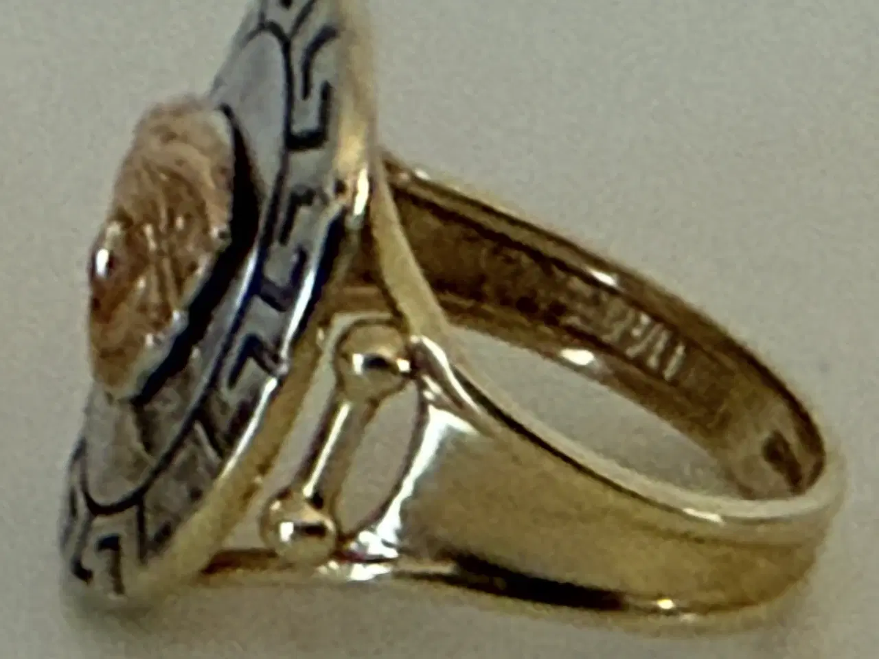 Billede 2 - Flot Versaces Medusa-ring i 14 kt guld