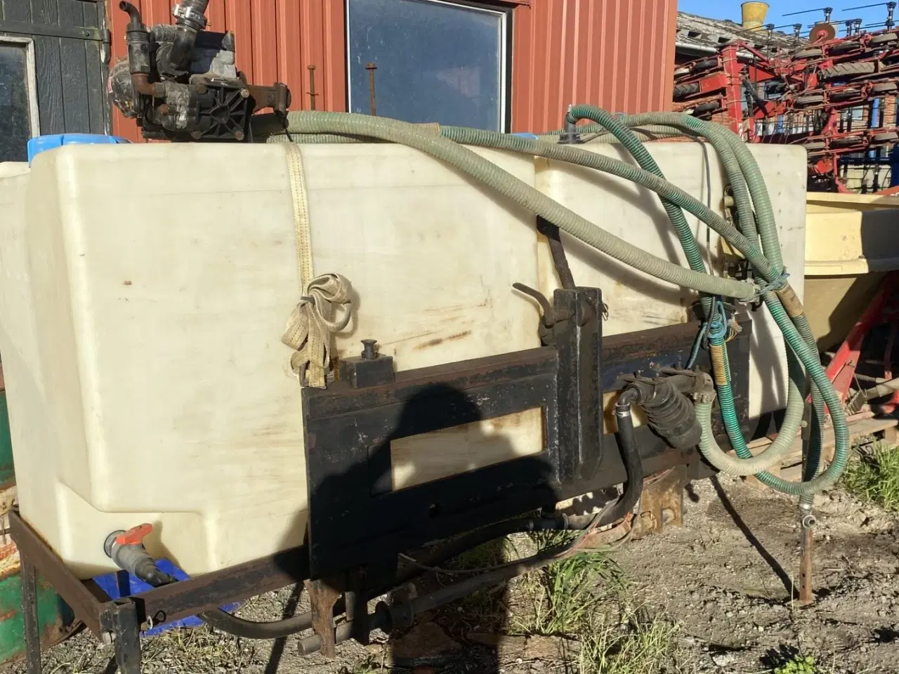 Billede 8 - Becker 12 rækket såmaskine med udstyr til flydende gødning. Fronttank medfølger til prisen.