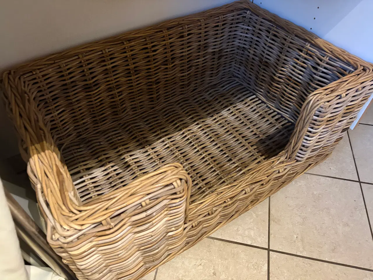 Billede 4 - Hundekurv flot i flet som ny. 