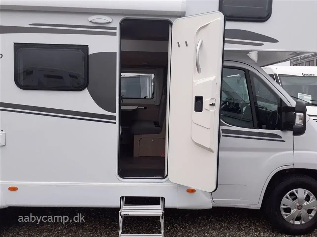 Billede 5 - 2022 - Carado A361   Alkove model. 6 selepladser. elekstrisk trin. cykelstativ til 4 cykler.