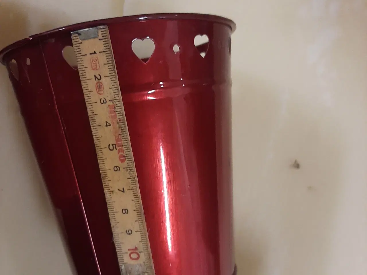 Billede 3 - dekoration i rødmetalic med hjerter 