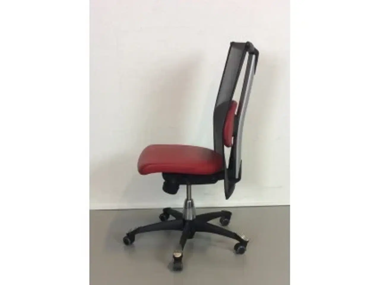 Billede 2 - Häg h09 9220 kontorstol med rød læder og sort net ryg