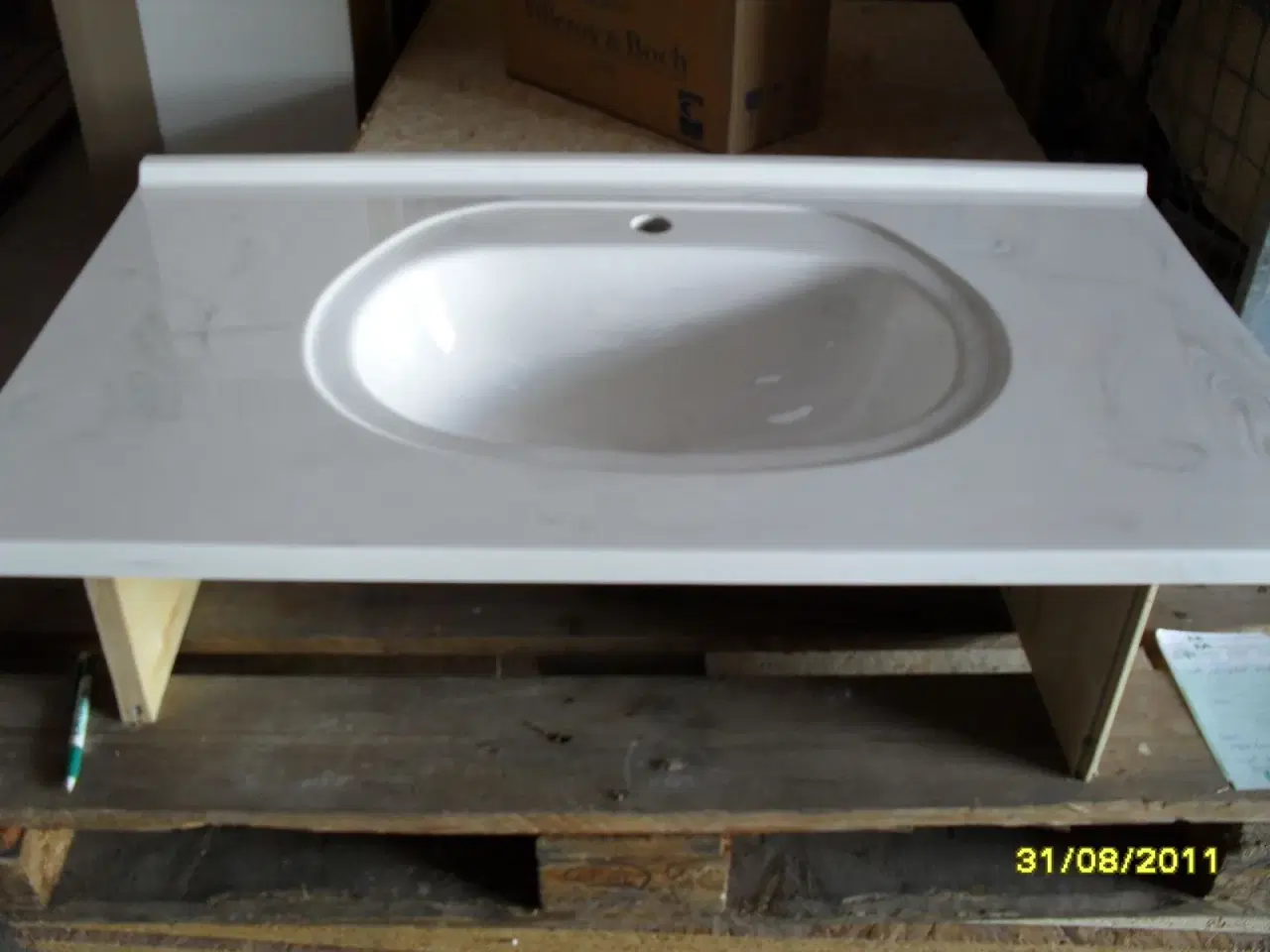Billede 1 - hvid bordplade med nedstøbt vask