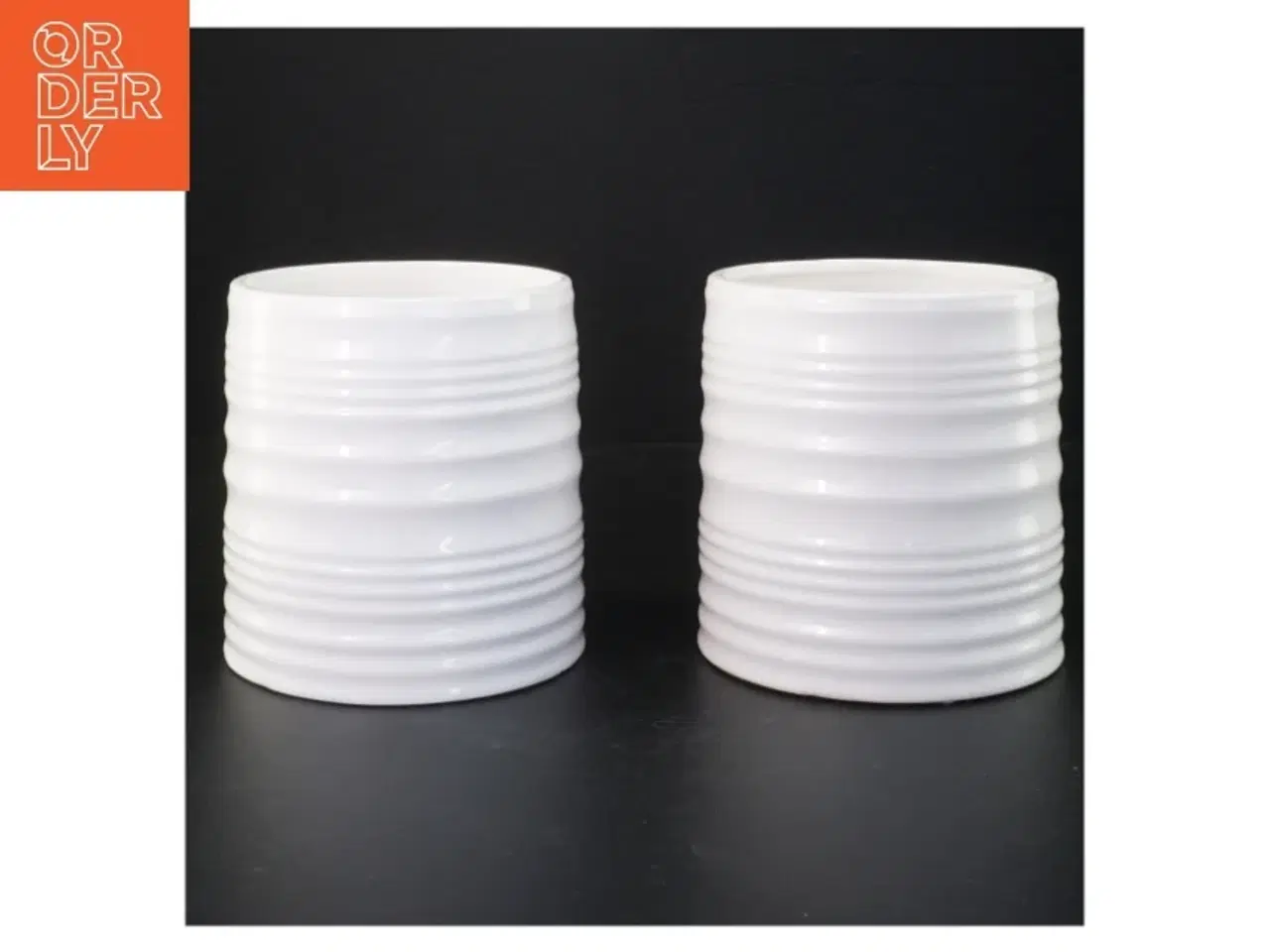 Billede 1 - Hvide keramik blomsterkrukker fra Queen (str. Ø, 12 x 13 cm)