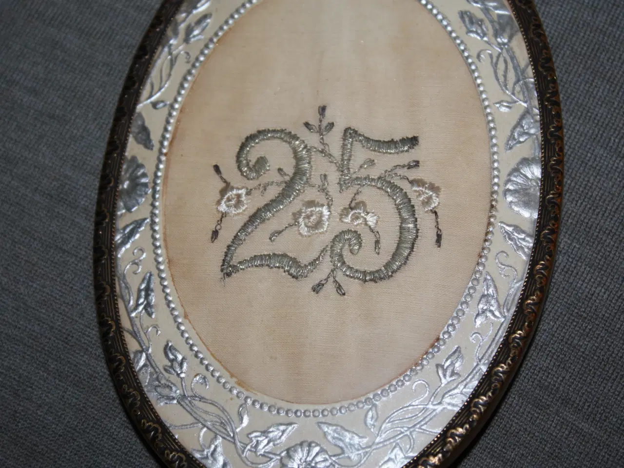Billede 4 - Gammel broderi 25 sølvbryllup i metal ramme 17 cm 