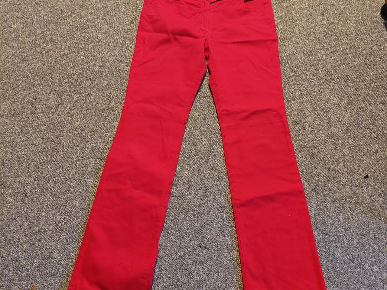 Billede 1 - rød farve bukser i elastik stof, ny str. 38