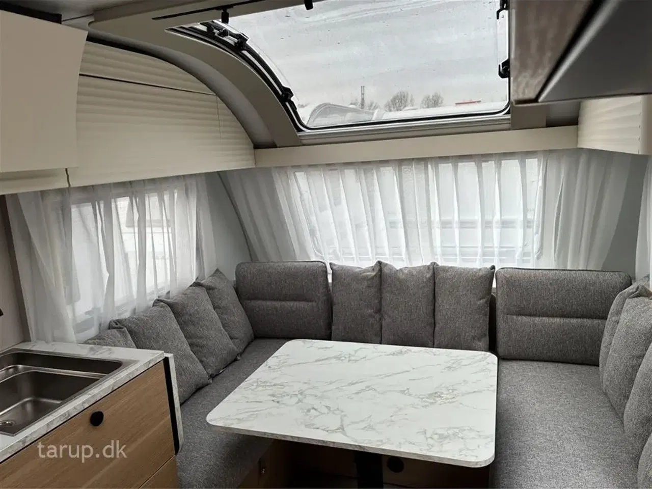 Billede 8 - 2026 - Adria Adora 522 UP   Dobbeltsengsvogn, rundsiddegruppe, el-gulv-varme, stort 142L KOMPRESSOR køleskab, TV-holder, stabilisator, Adria Smartbox, glasfibertag