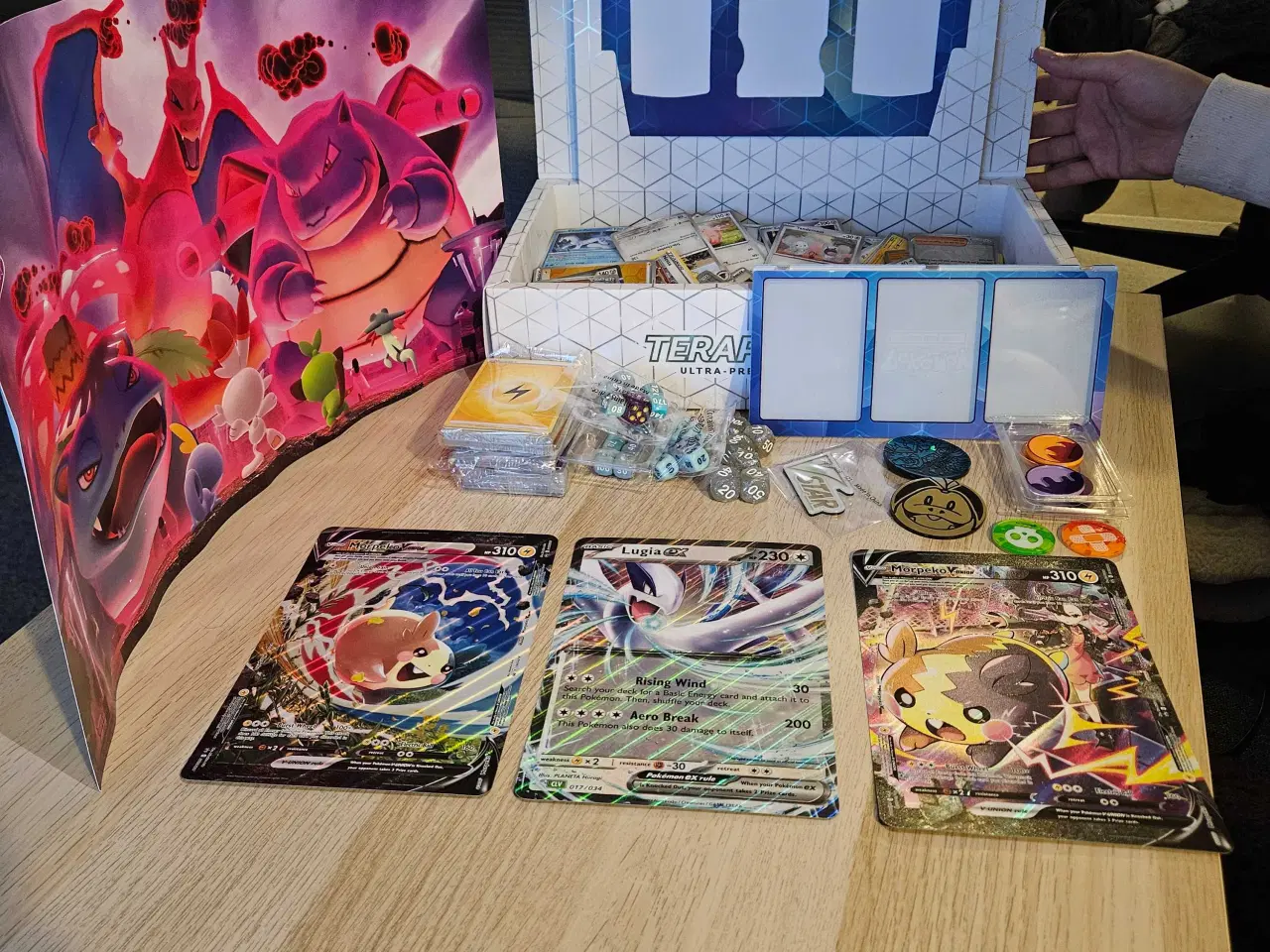 Billede 1 - Stor Pokémon boks fyldt med kort og accessories