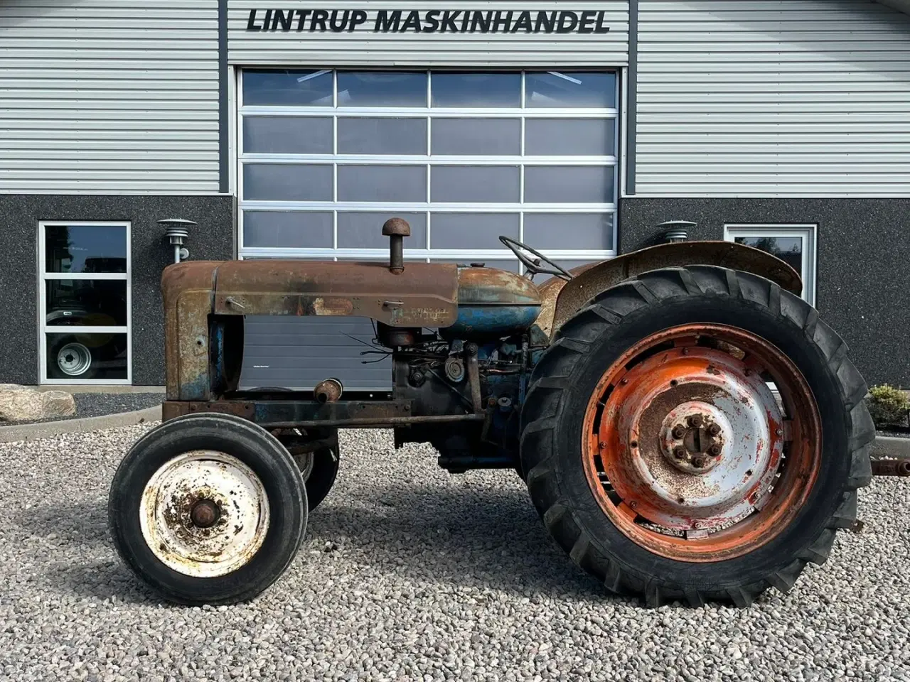 Billede 1 - Fordson Major Motoren mangler, men mange god dele.