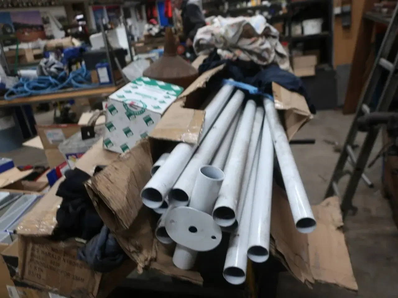 Billede 3 - Kasser med dele til telt (vides ikke om det er komplet)