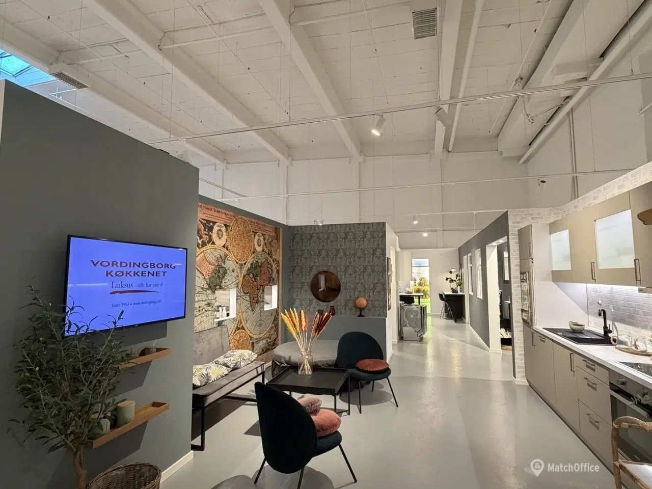 Billede 9 - Pæn & indbydende butik/showroom med stor synlighed