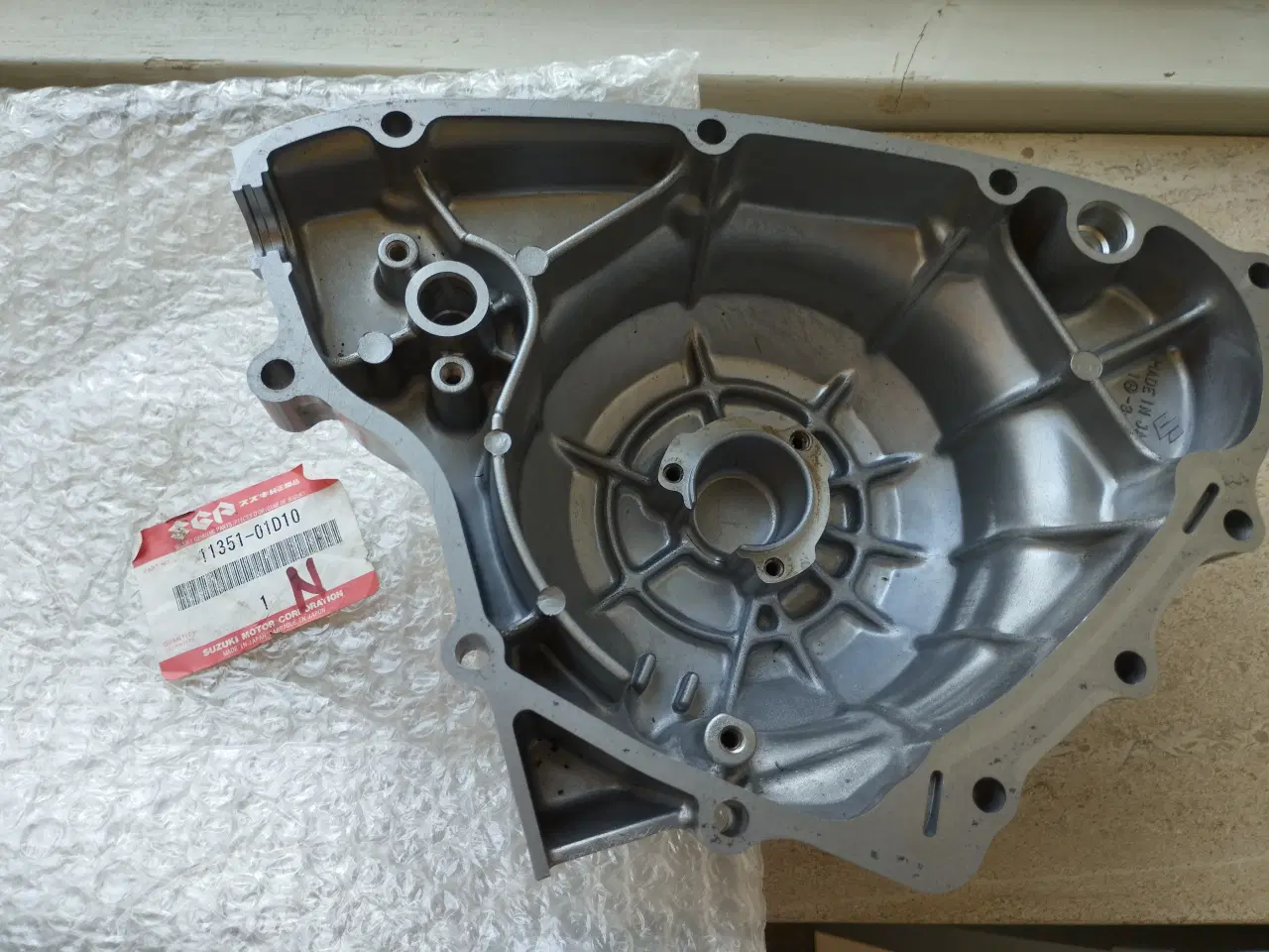 Billede 2 - Tændingsdæksel  Suzuki GS 500        ( se %)