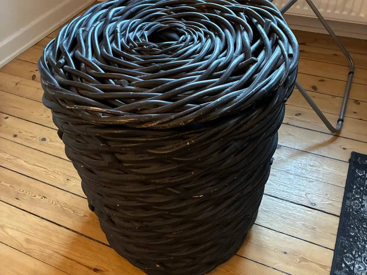Billede 2 - Kurv i robust træ